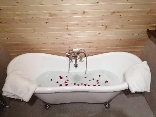 Tollymore Luxury Log Cabins 纽里 外观 照片