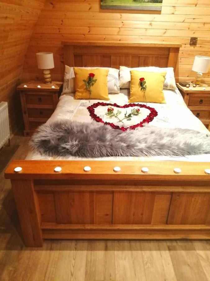Tollymore Luxury Log Cabins 纽里 外观 照片
